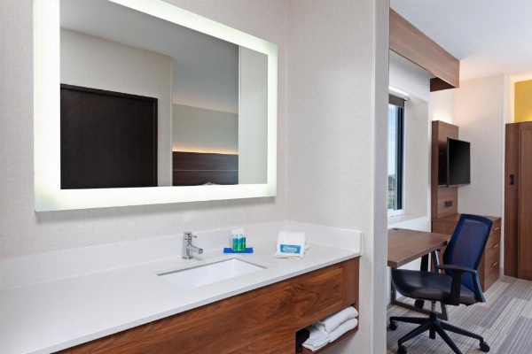 Holiday Inn Express Los Angeles LAX Airport image 18